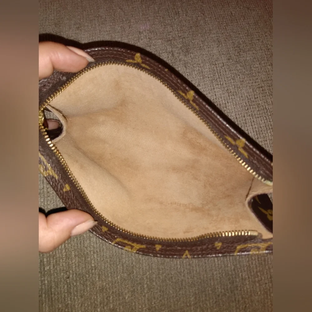 Louis Vuitton pouch 👝 - Picture 7 of 8